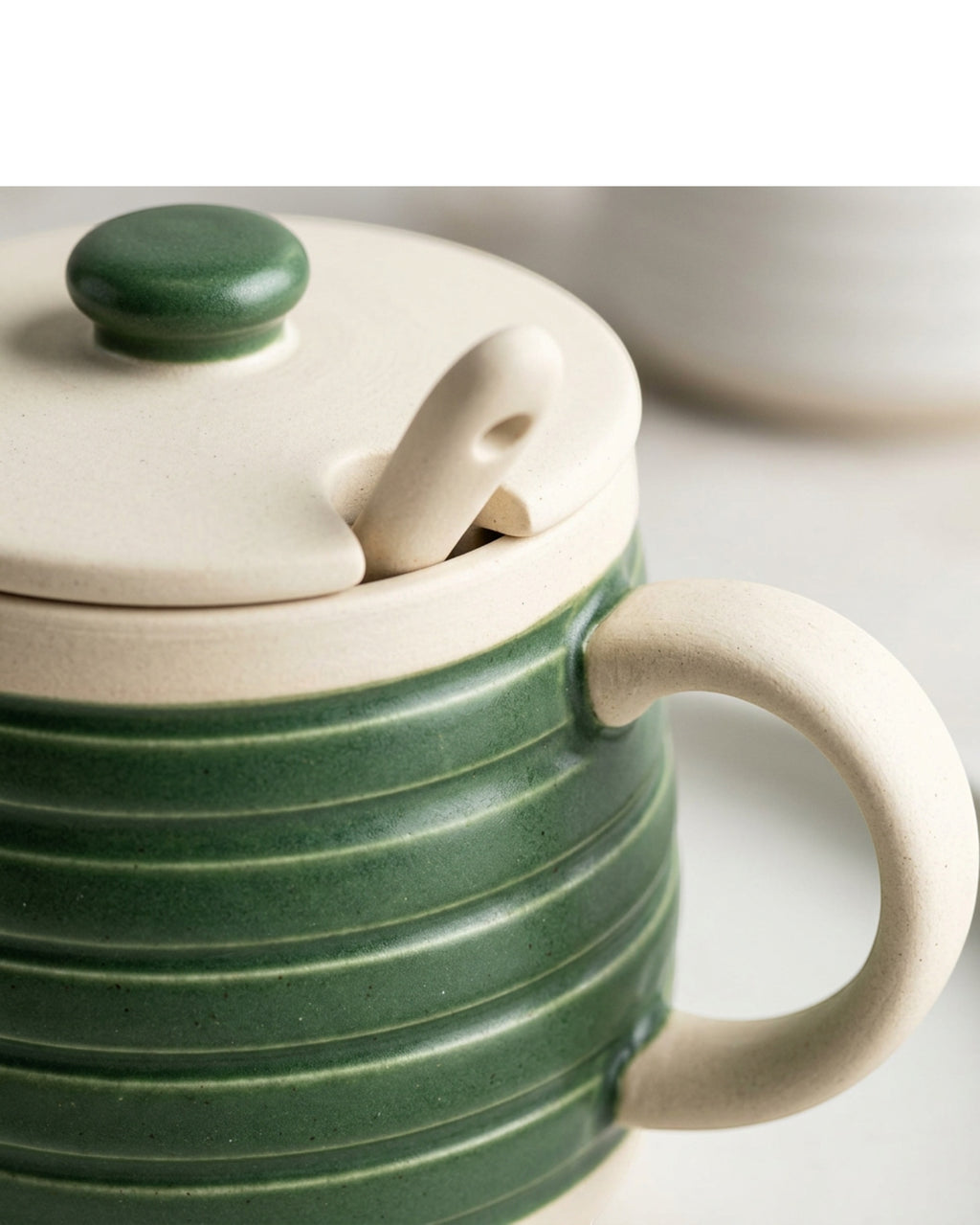 Klnxw Horizontal Rib Lidded Ceramic Coffee Mug 13 oz Forest Cream - Detail view
